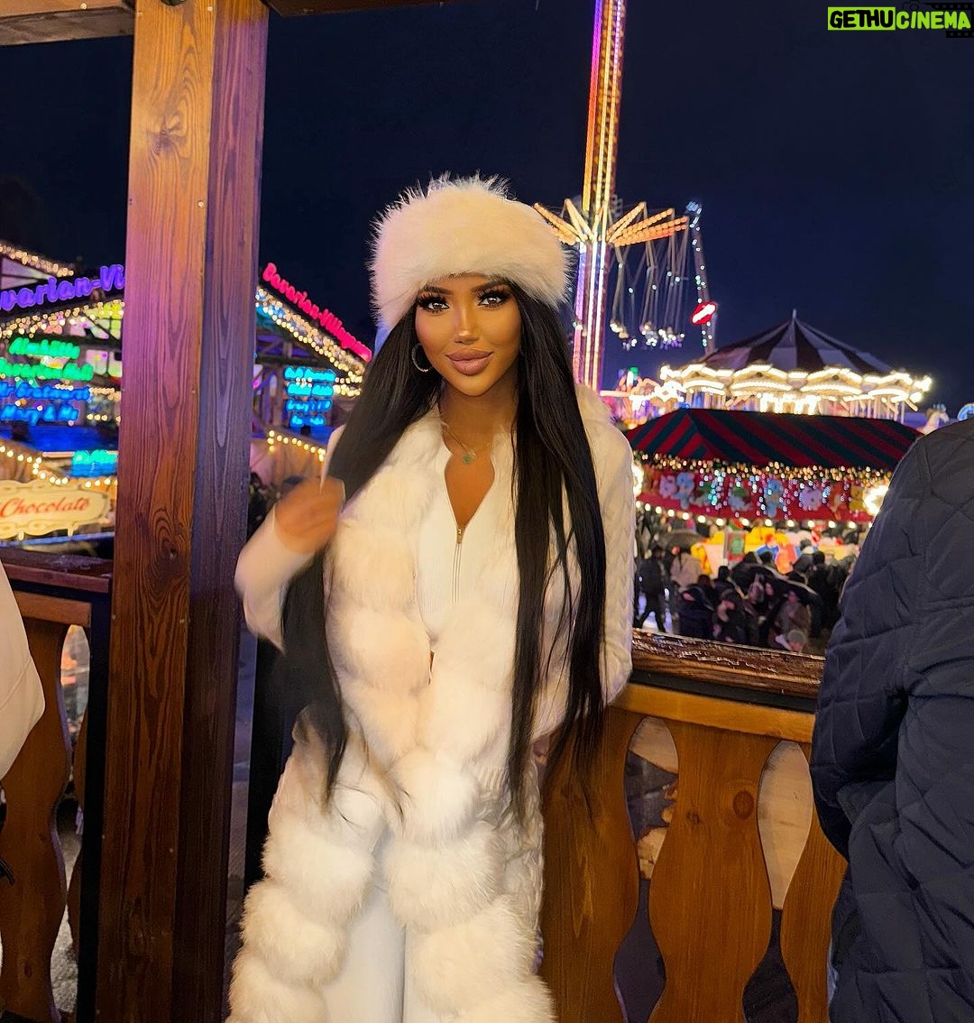 Chloe Khan Instagram - Winter wonderland 20233333 Winter Wonderland Hyde Park London England