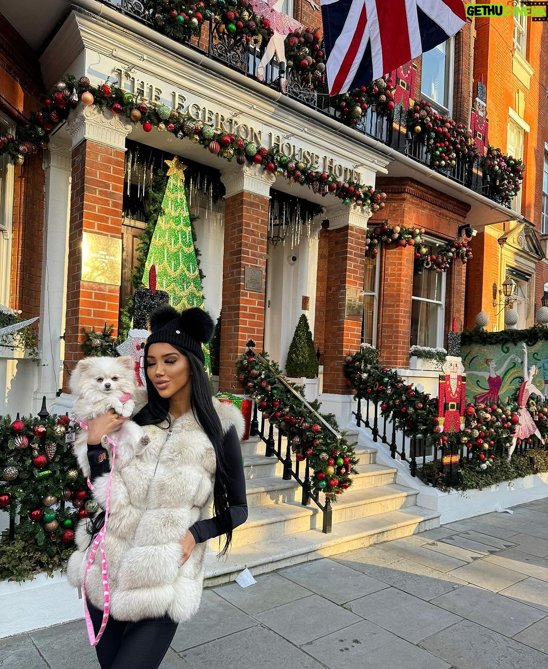 Chloe Khan Instagram - Pre Xmas in london is my faveeee time of year❤️🇬🇧 The Egerton House Hotel