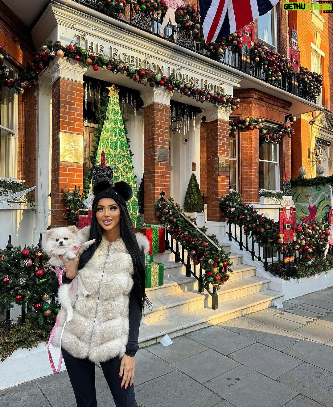 Chloe Khan Instagram - Pre Xmas in london is my faveeee time of year❤️🇬🇧 The Egerton House Hotel