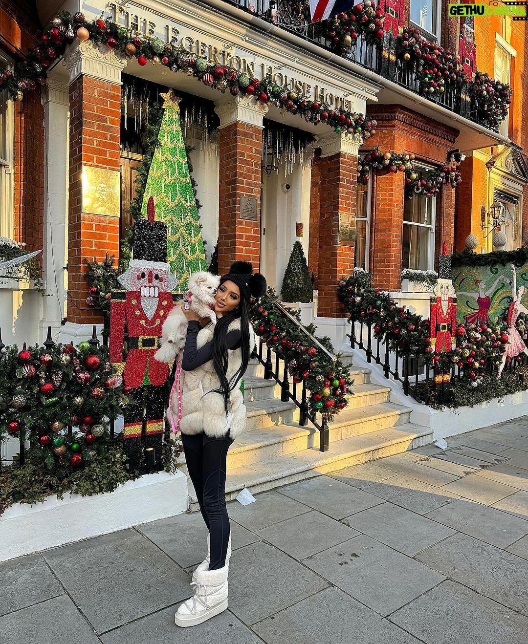 Chloe Khan Instagram - Pre Xmas in london is my faveeee time of year❤️🇬🇧 The Egerton House Hotel