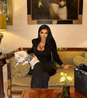 Chloe Khan Instagram - 🖤