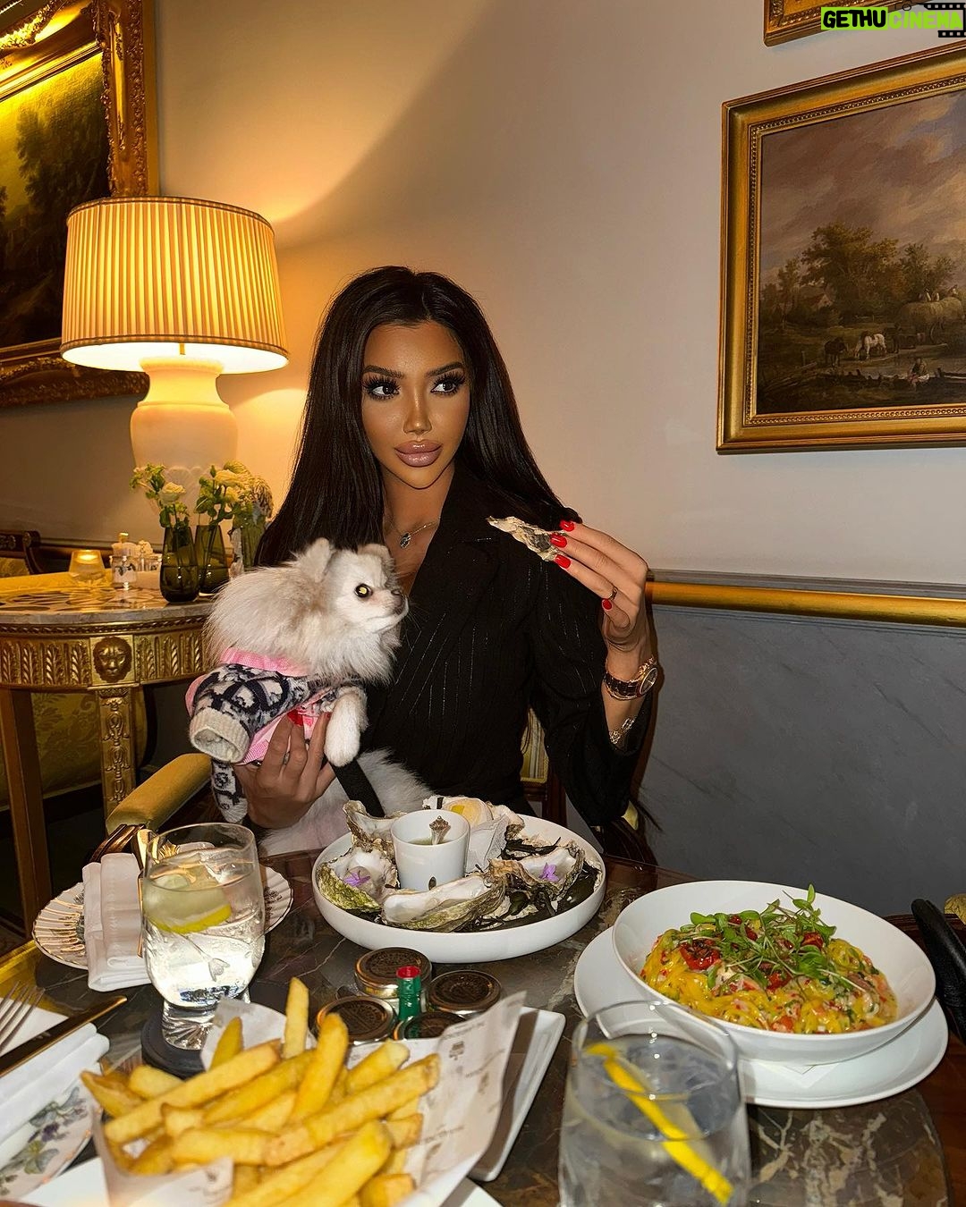 Chloe Khan Instagram - Sheltering from the storm earlier ☔️ 🦪 ps how am I not at a Halloween party tonight 😅 The Lanesborough