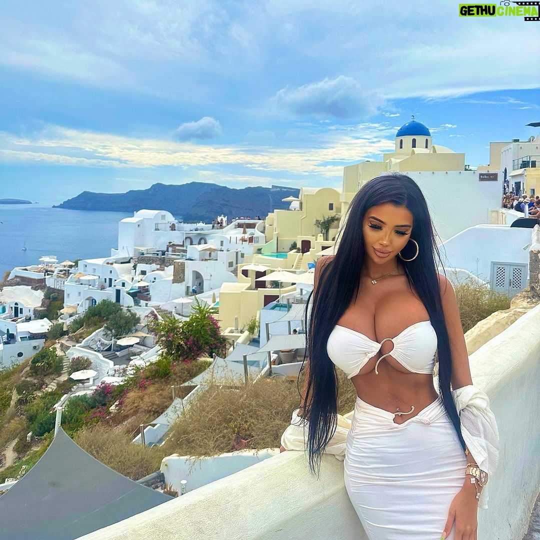 Chloe Khan Instagram - Angel energy 🤍 🕊️ Santorini, Greece