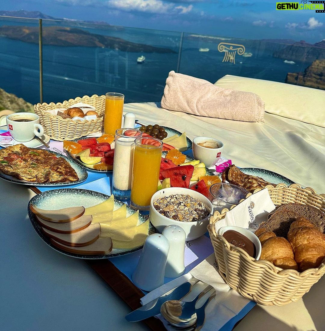 Chloe Khan Instagram - 👑 🥐 Breakfast is served @suitesofthegods.official Suites of the Gods Cave Spa