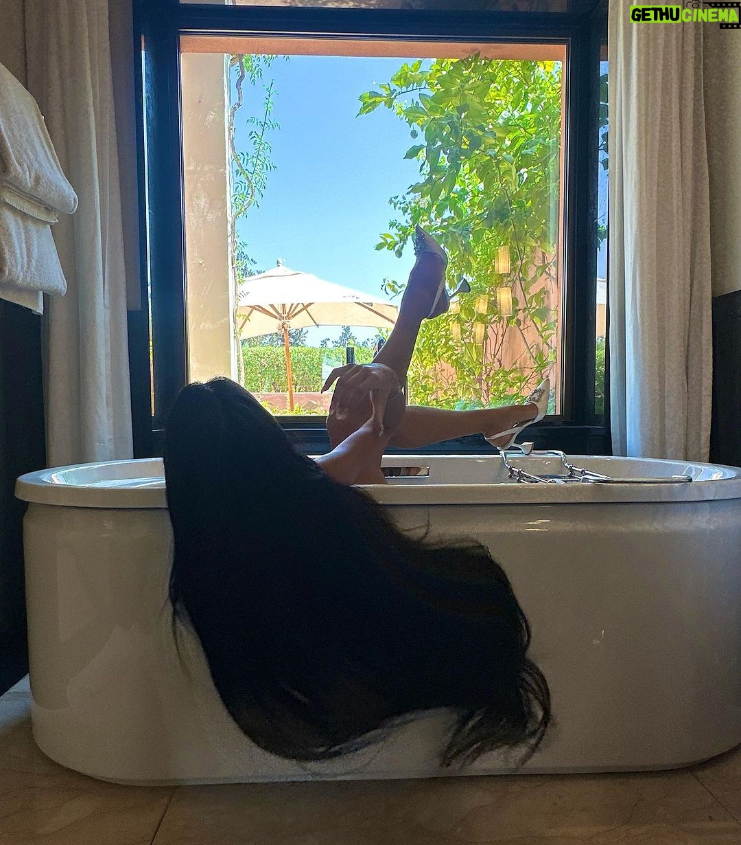 Chloe Khan Instagram - 30 inch hair extensions by the best in the game @hairevolutionuk at @simplygoddesssupersalon The Oberoi, Marrakech