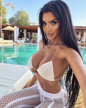 Chloe Khan Instagram - Good morning , say it back for good luck x🪄