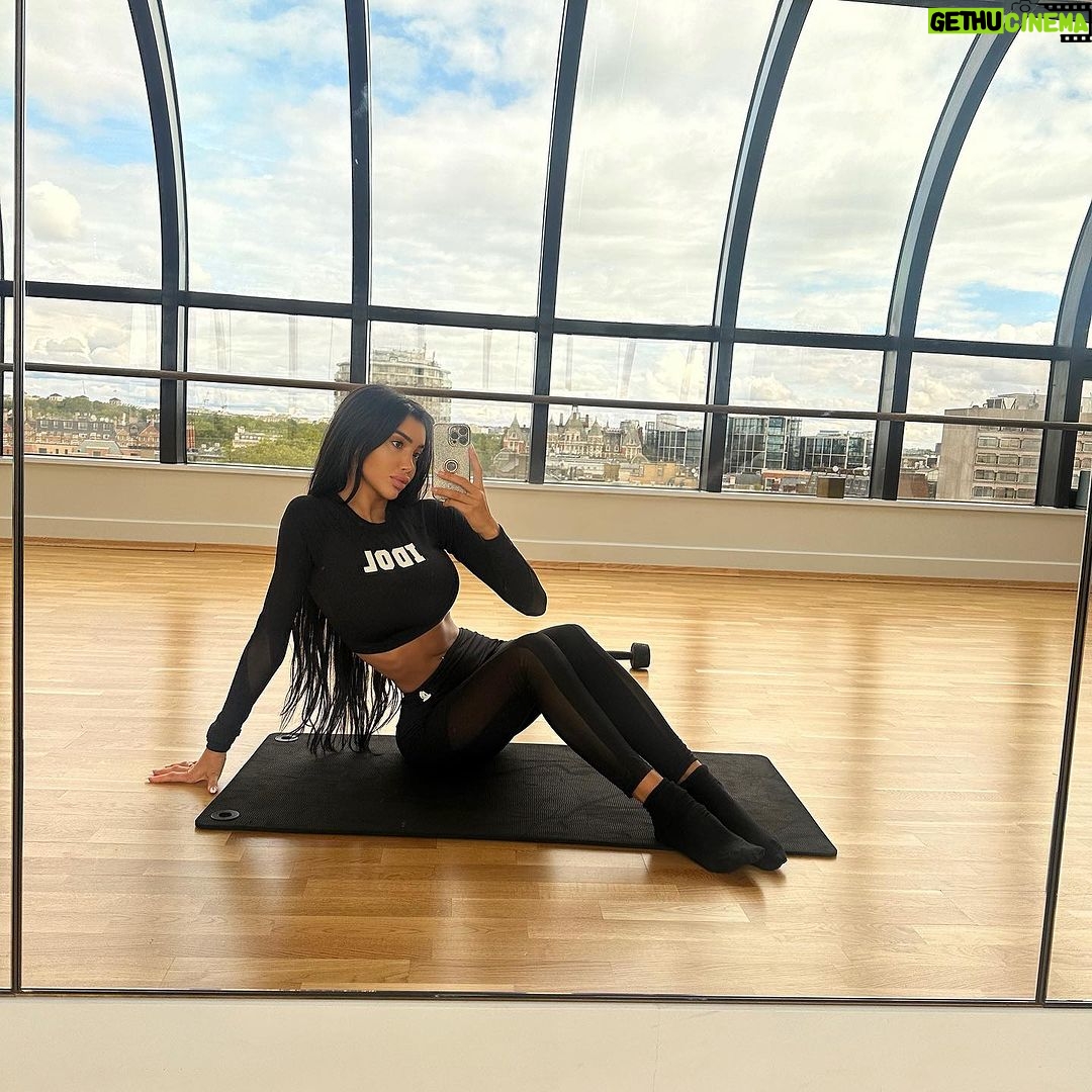 Chloe Khan Instagram - Easy like Sunday morning 🧘🏽♀️ wearing @knwnidol London, United Kingdom