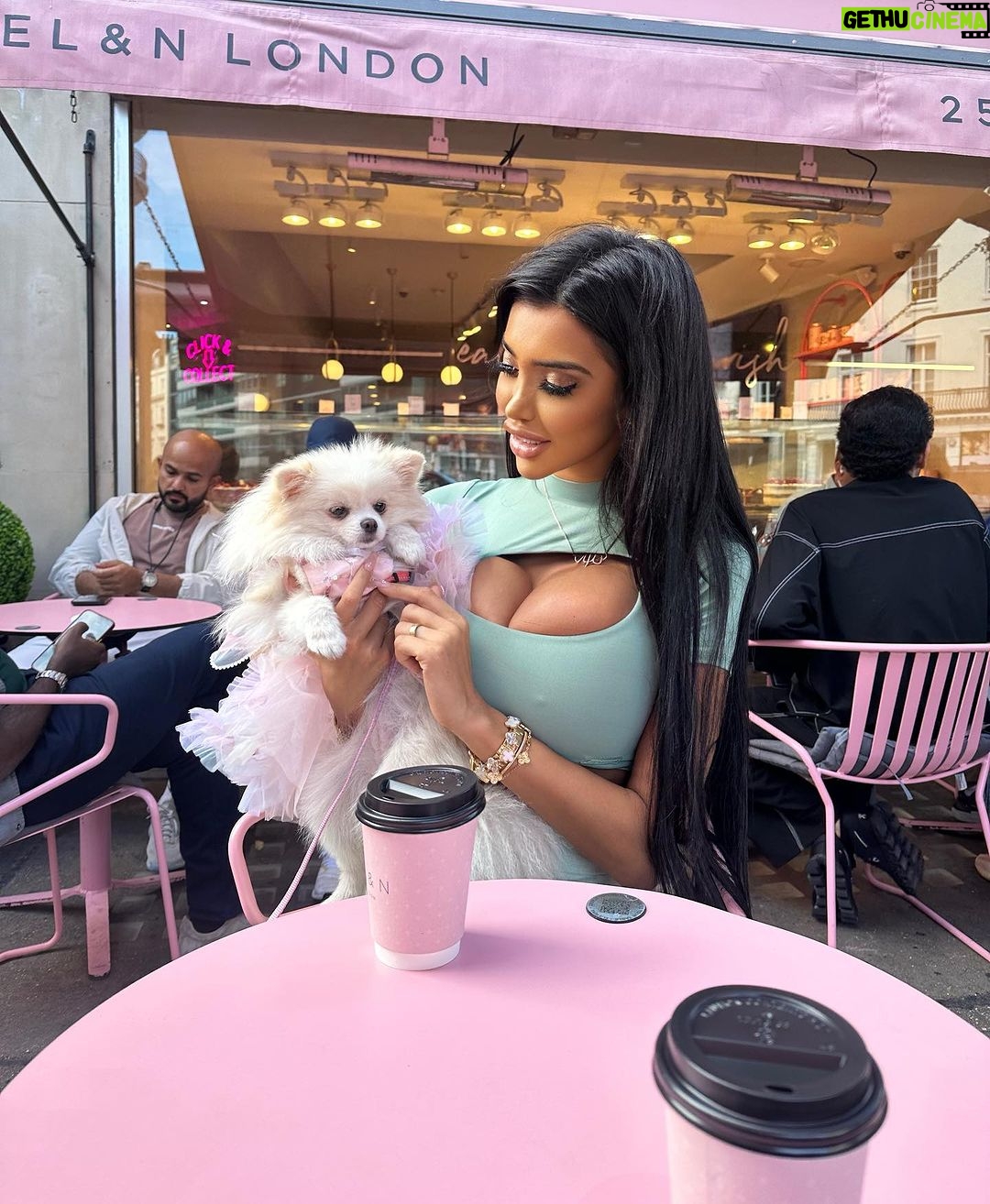 Chloe Khan Instagram - Everything is superstar 🌟 🌸 Elan Cafe Knightsbridge