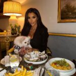 Chloe Khan Instagram - Sheltering from the storm earlier ☔️ 🦪 ps how am I not at a Halloween party tonight 😅 The Lanesborough