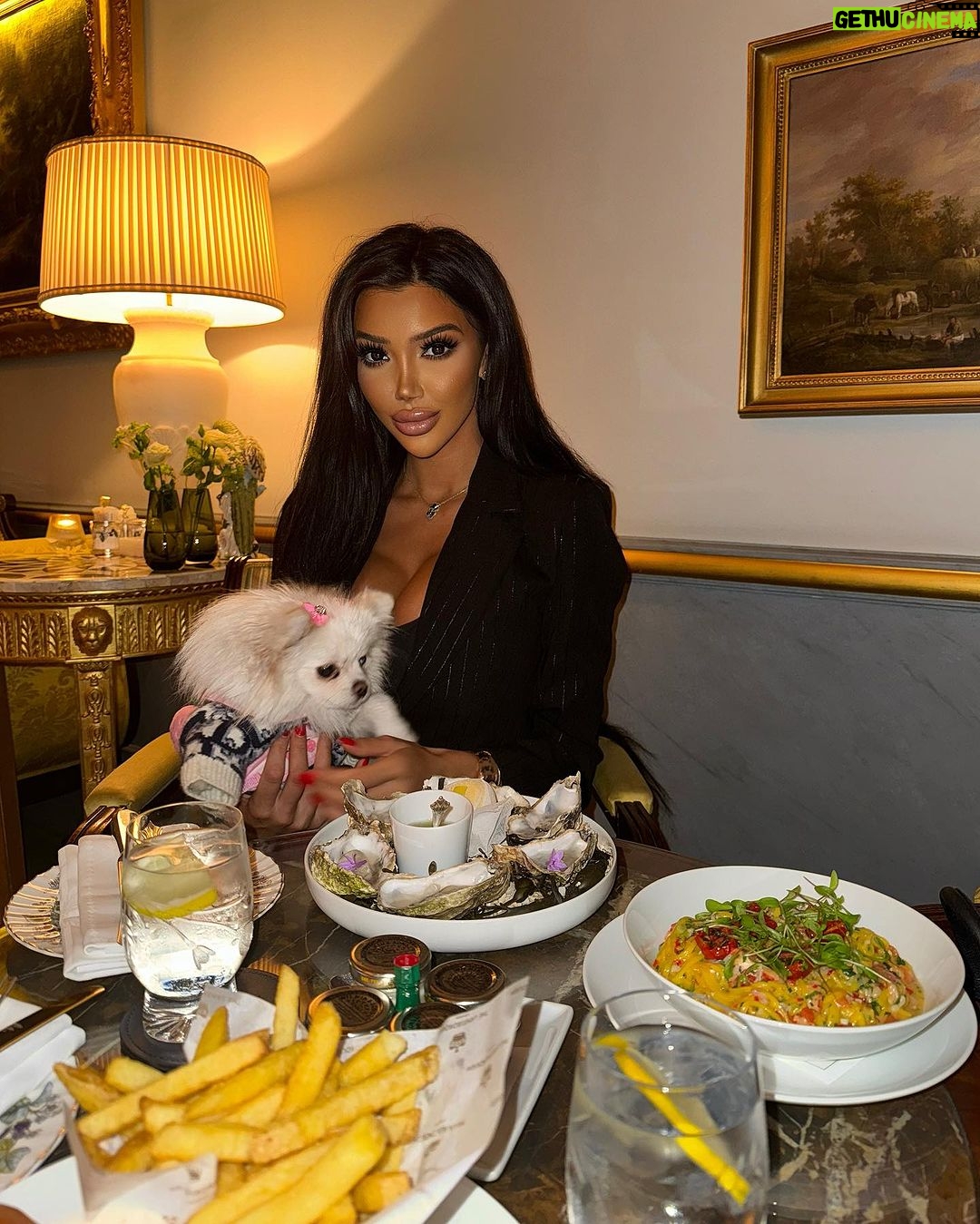 Chloe Khan Instagram - Sheltering from the storm earlier ☔️ 🦪 ps how am I not at a Halloween party tonight 😅 The Lanesborough