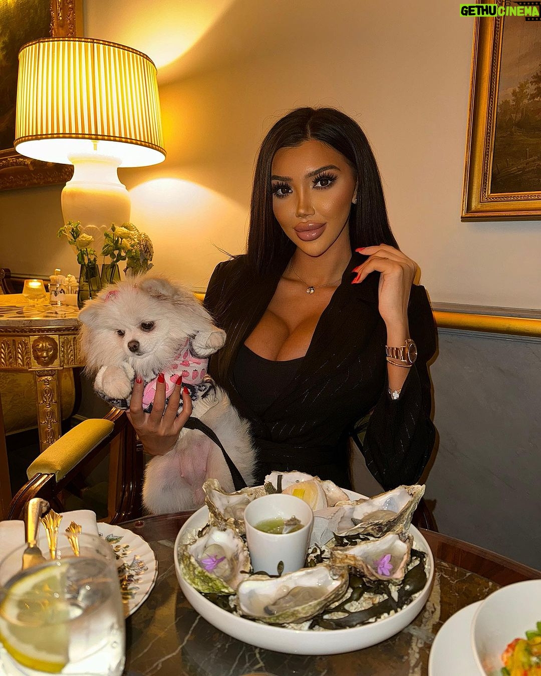 Chloe Khan Instagram - Sheltering from the storm earlier ☔️ 🦪 ps how am I not at a Halloween party tonight 😅 The Lanesborough