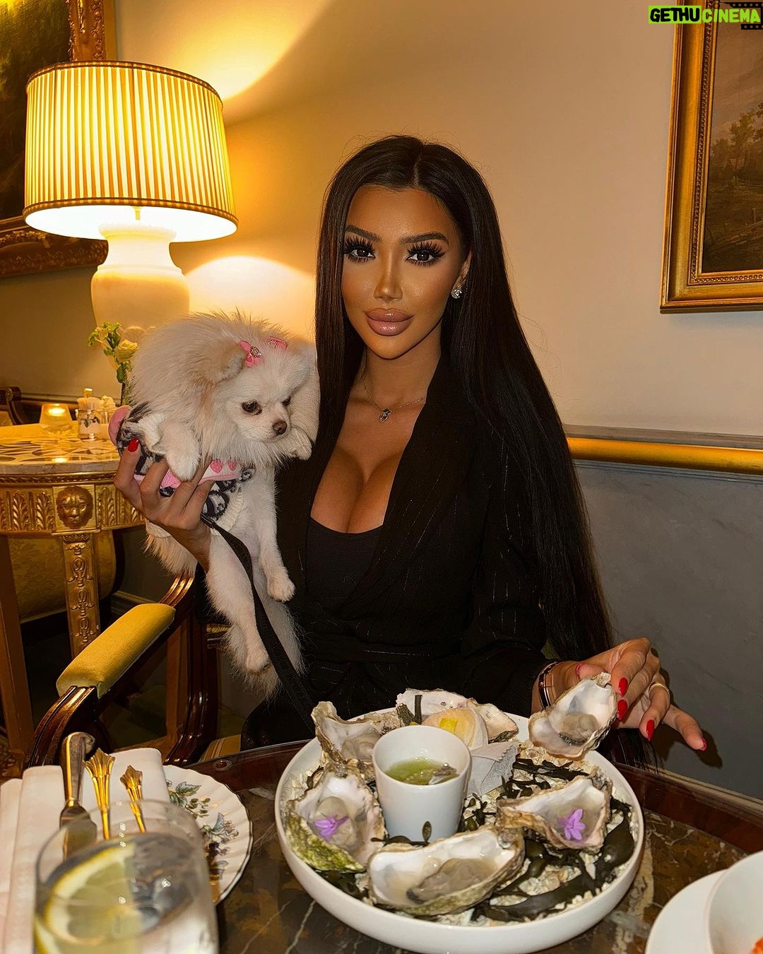 Chloe Khan Instagram - Sheltering from the storm earlier ☔️ 🦪 ps how am I not at a Halloween party tonight 😅 The Lanesborough