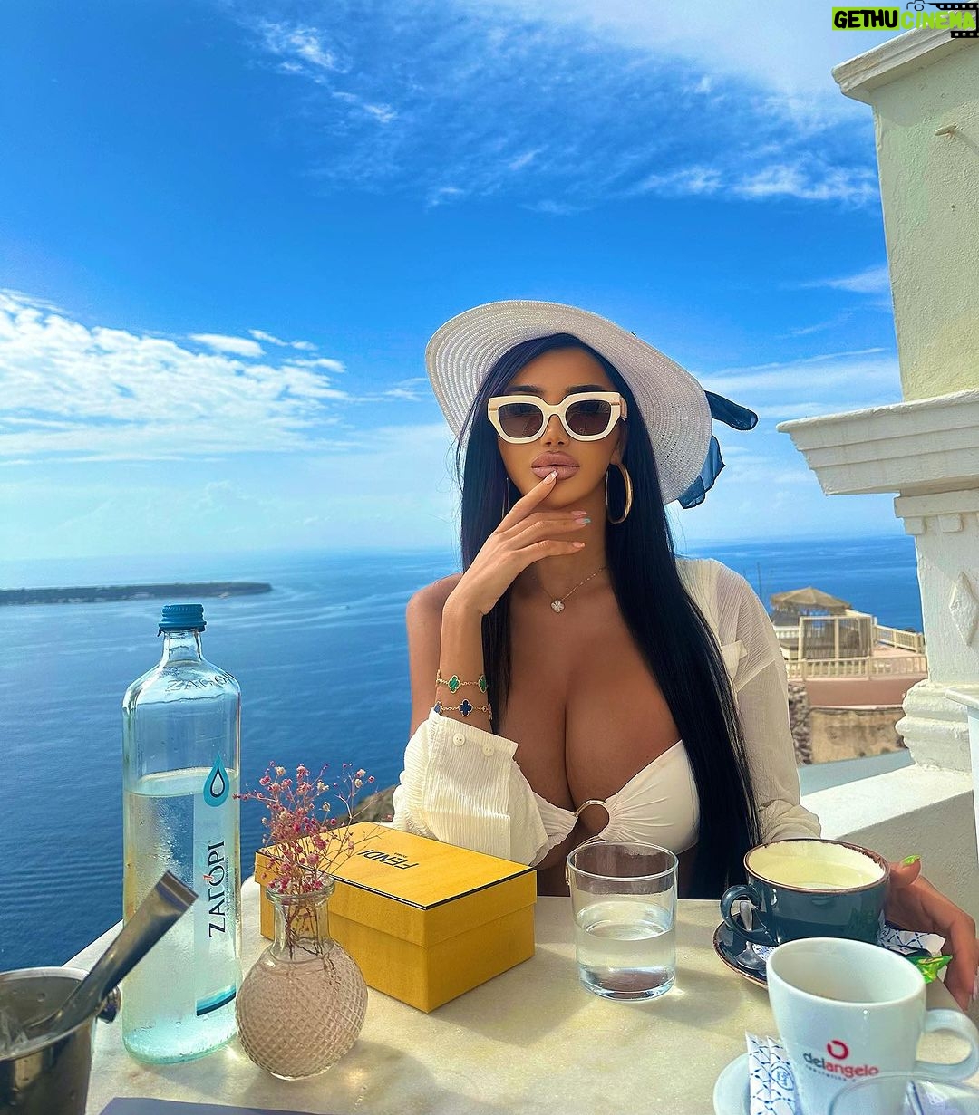 Chloe Khan Instagram - Itβs a wonderful world π so thankful for this life π Santorini, Greece