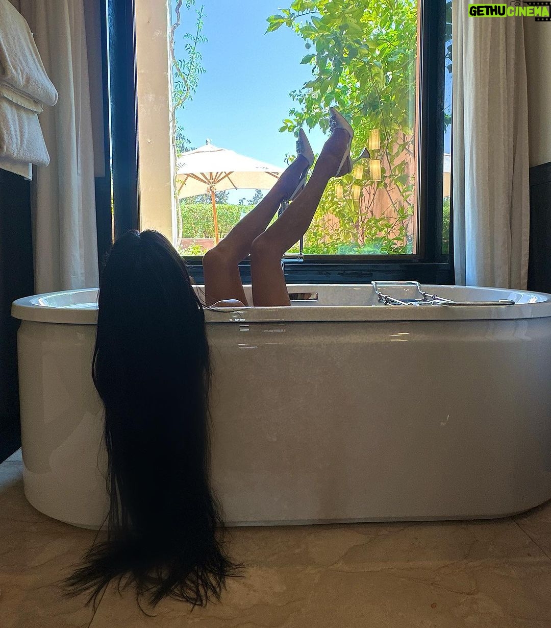 Chloe Khan Instagram - 30 inch hair extensions by the best in the game @hairevolutionuk at @simplygoddesssupersalon The Oberoi, Marrakech