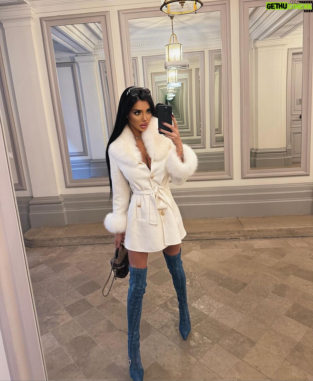 Chloe Khan Instagram - Hello Paris 🇫🇷 it’s been a while Plaza Athenee Paris