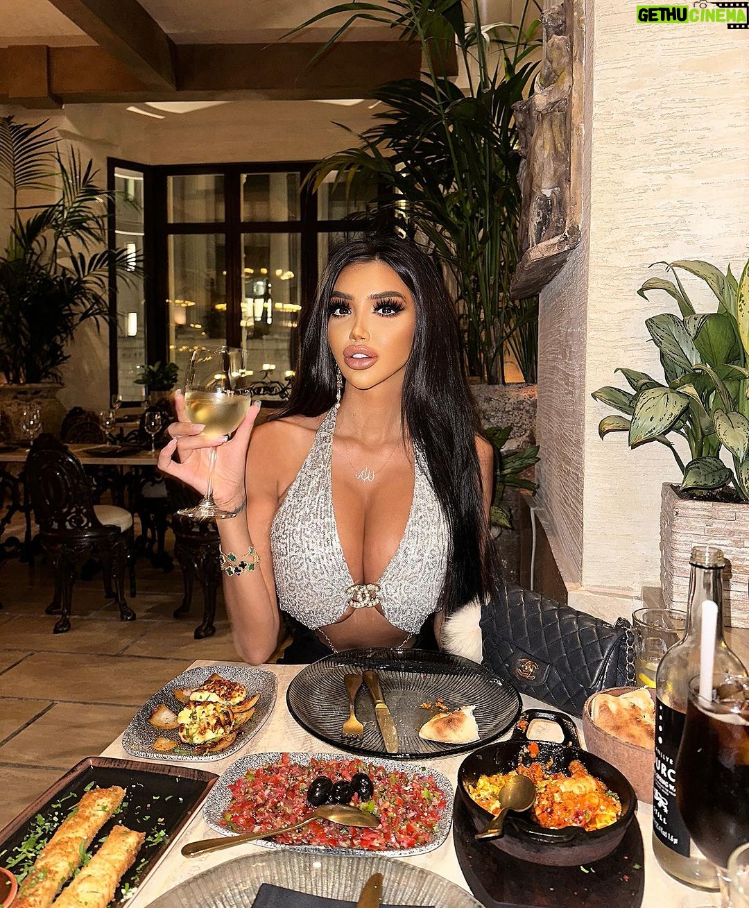 Chloe Khan Instagram - First time at @sheesh_uk wow !!! 🤤🤤🤤 it’s the everything for me 🤍 Sheesh Restaurant, London