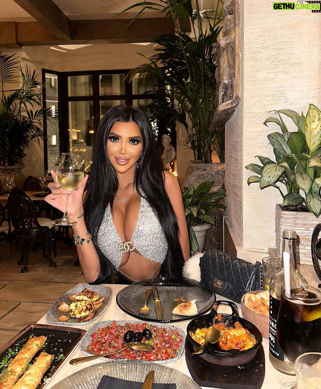 Chloe Khan Instagram - First time at @sheesh_uk wow !!! 🤤🤤🤤 it’s the everything for me 🤍 Sheesh Restaurant, London