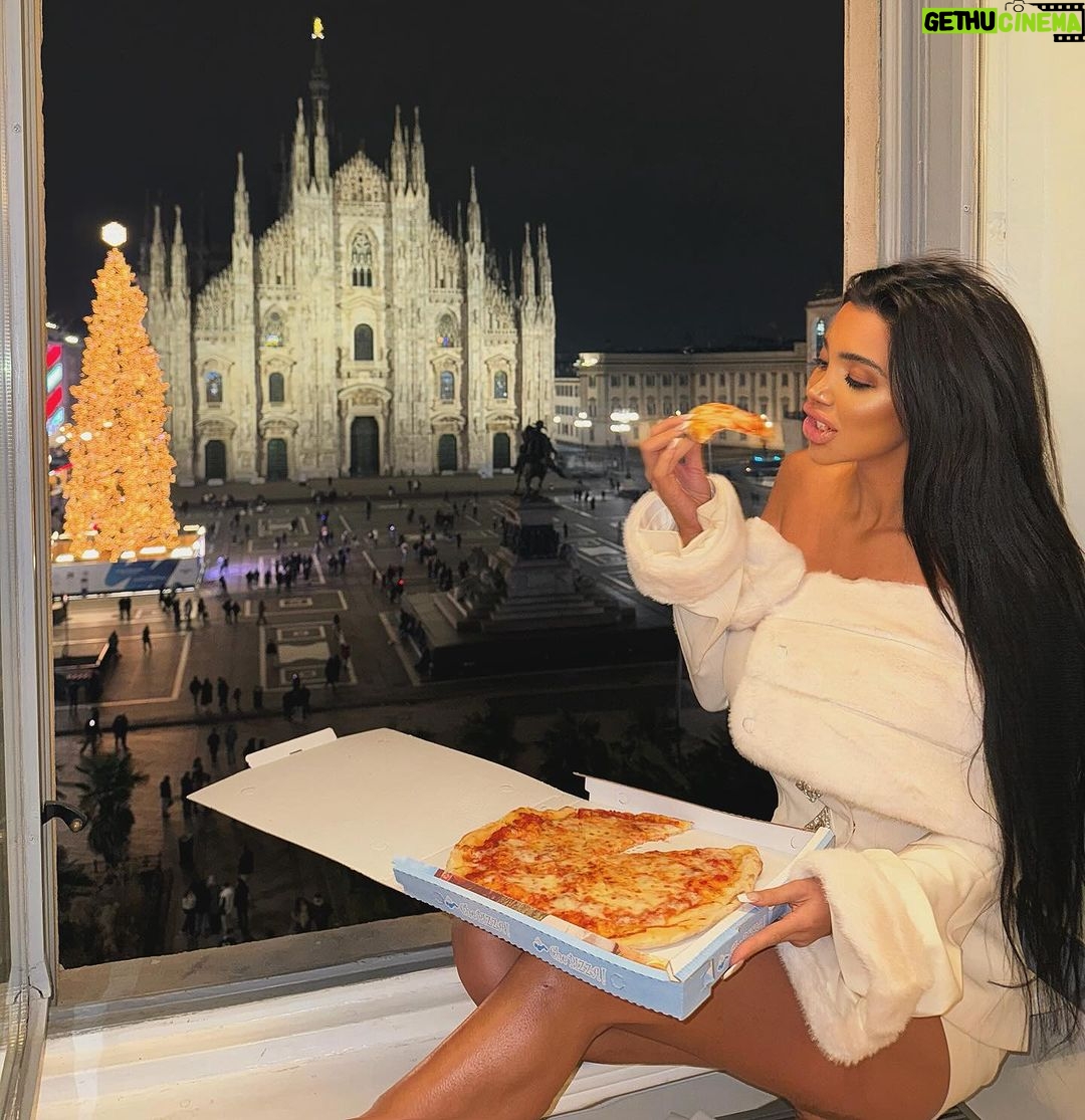 Chloe Khan Instagram - 🇮🇹 🍕 Sorry , hate to say it but Italian pizza is not better than London pizza 😜 The dome Milano
