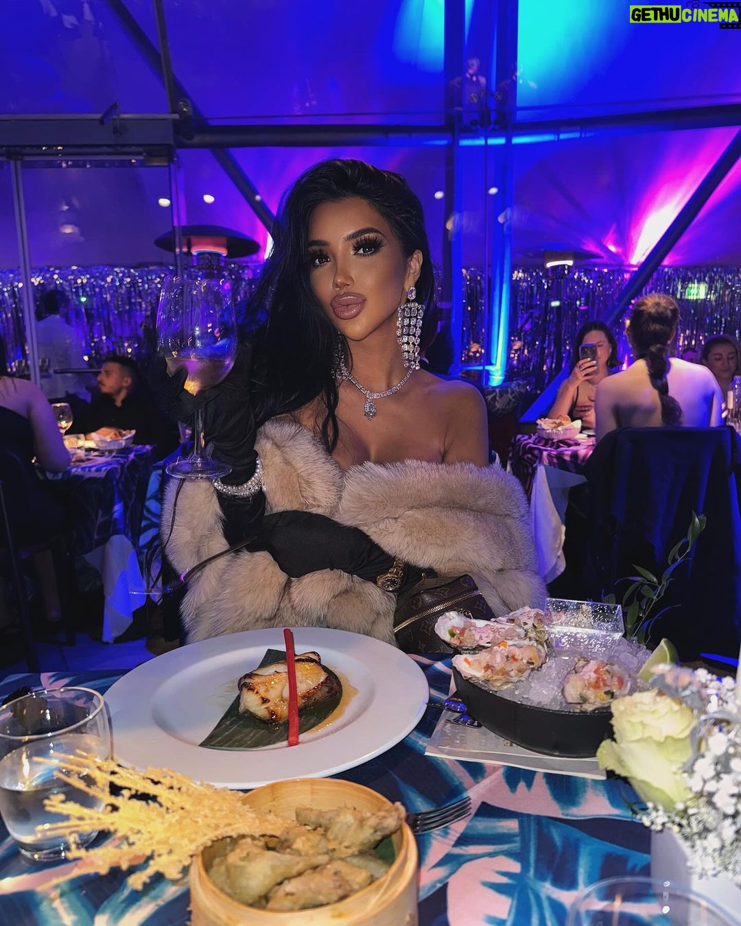 Chloe Khan Instagram - 🥂 New year Eve Gatsby gala dinner at Cavalli Milano . What a sensational night ,Wow. I never wanted 2023 to end but 2024 is about to be a magical special year 🤍 Hope everyones start to the year has proceeded on a miraculously wonderful note 🤍 Justme Milano