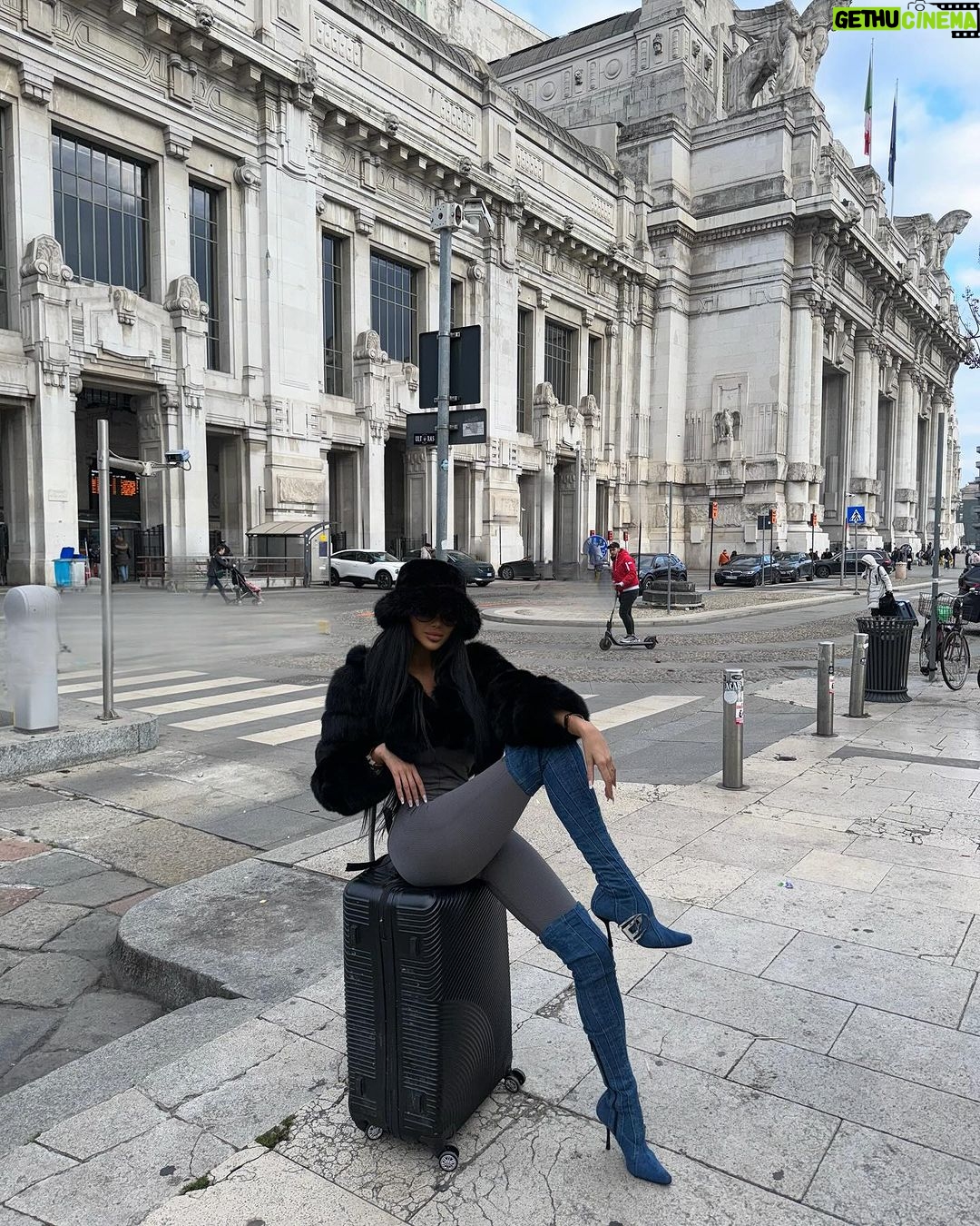 Chloe Khan Instagram - Touch down in #Milano for #NYE ! I have never been here before ! 🤩 where are you spending New years ? X Milan, Italy