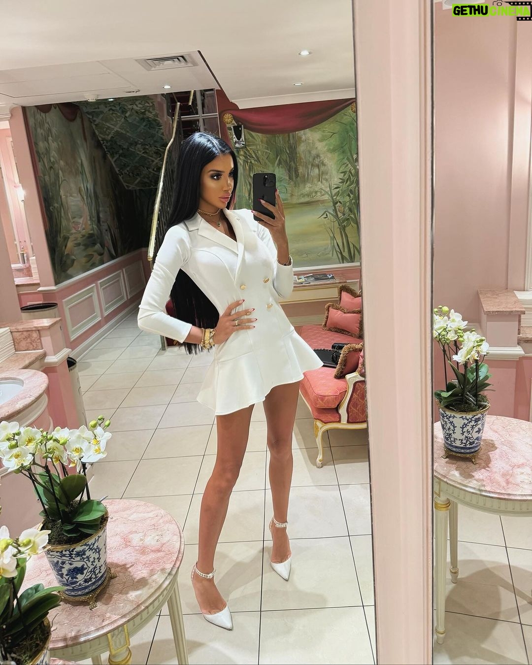 Chloe Khan Instagram - Sometimes you just need a Ritz coffee ☕️ The Ritz London