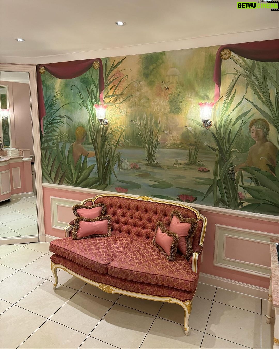 Chloe Khan Instagram - Sometimes you just need a Ritz coffee ☕️ The Ritz London