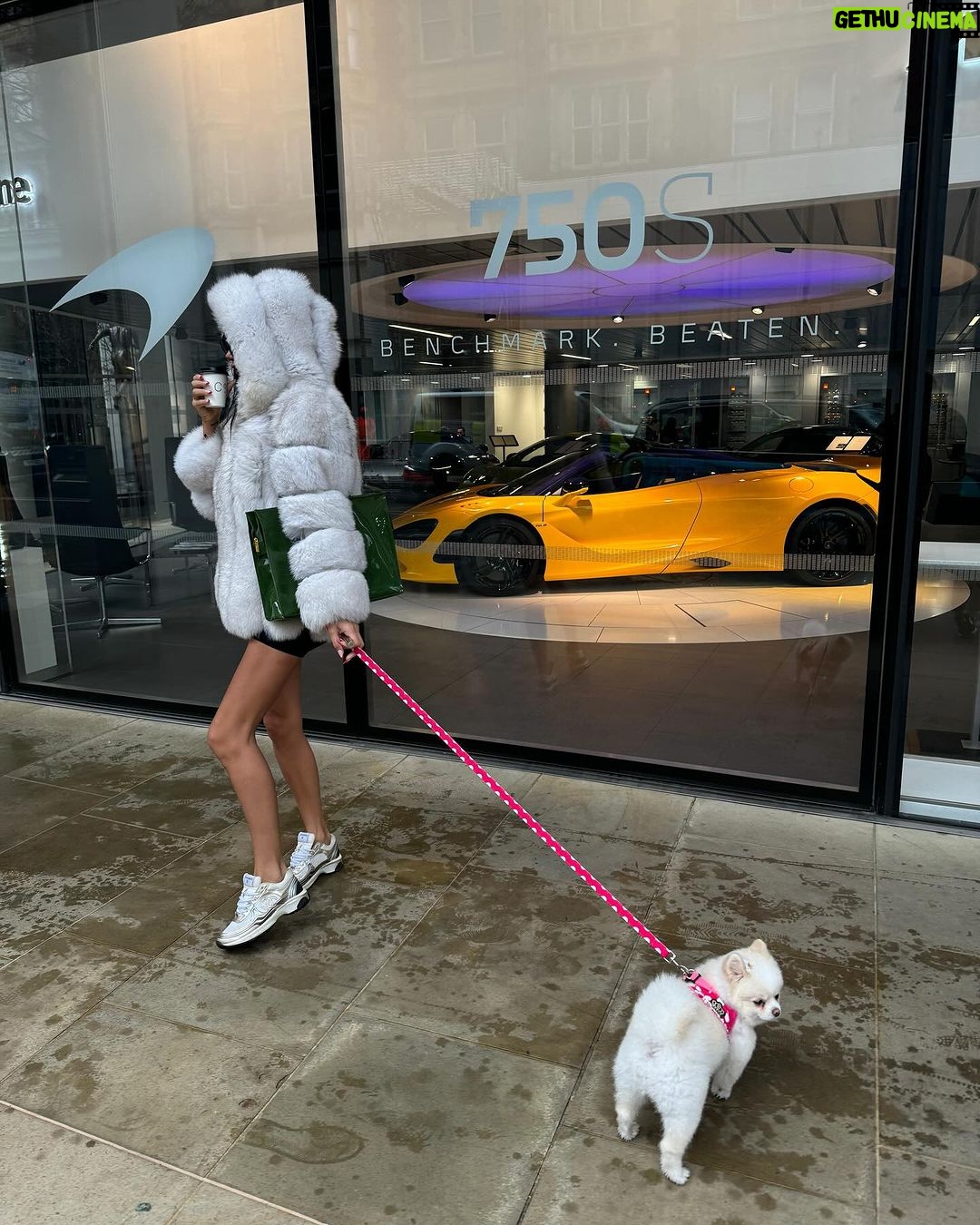 Chloe Khan Instagram - Rainy days ☔️ Knightsbridge
