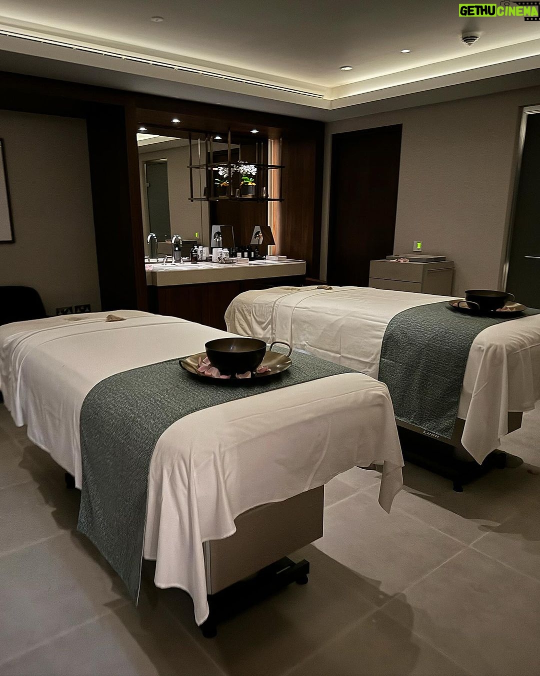 Chloe Khan Instagram - Spa night 💙 Knightsbridge