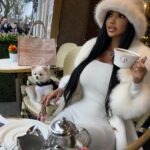 Chloe Khan Instagram - Love having my mom come to London and visit but she chose to come on valentines this time so we are having a romantic day with my mom 🤣❤️🌹 love that for us . Hope your having a love filled blissful day xx Café Concerto