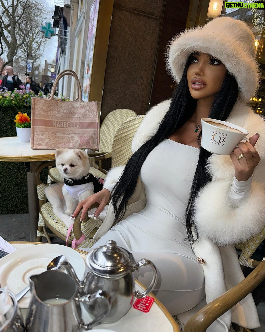Chloe Khan Instagram - Love having my mom come to London and visit but she chose to come on valentines this time so we are having a romantic day with my mom 🤣❤️🌹 love that for us . Hope your having a love filled blissful day xx Café Concerto