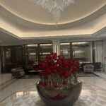 Chloe Khan Instagram - Peaceful day in my peaceful neighbourhood 🌹❤️☕️ Belgravia, London