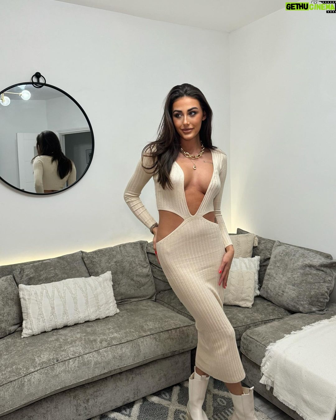 Chloe Veitch Instagram - Nipple tape saves lives, pass the message on. @prettylittlething