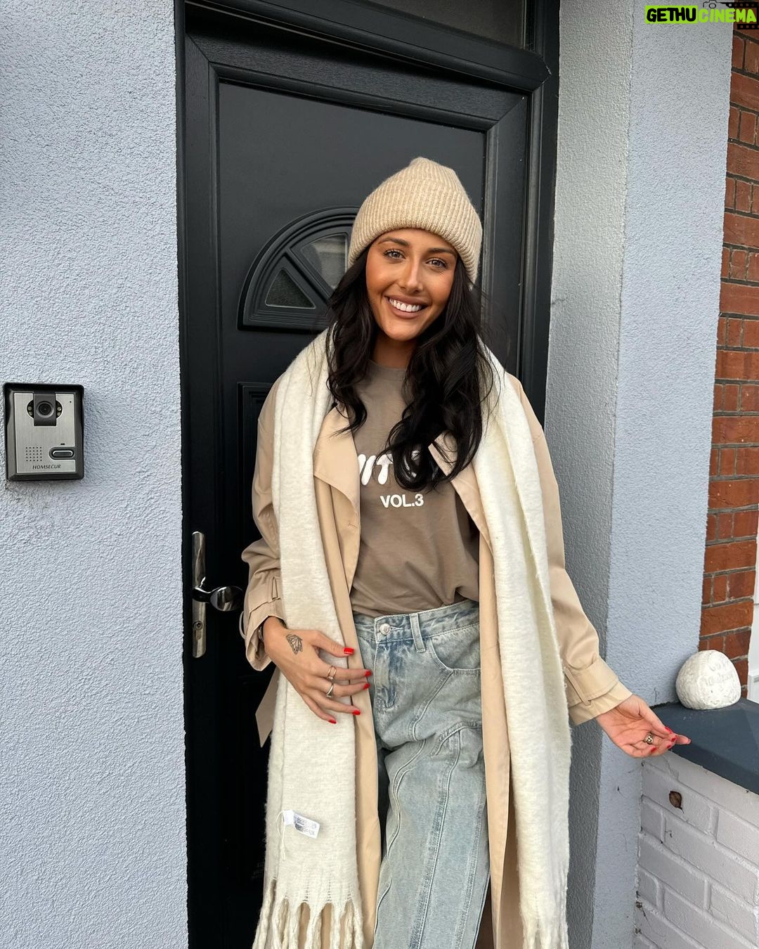 Chloe Veitch Instagram - Have a foxy new year🫶🏽 @whitefoxboutique code CHLOEV for 15% off site wide (excl sale and collabs). #whitefox ( I’m wearing, Mac jeans and top)🪩🤍🫶🏽