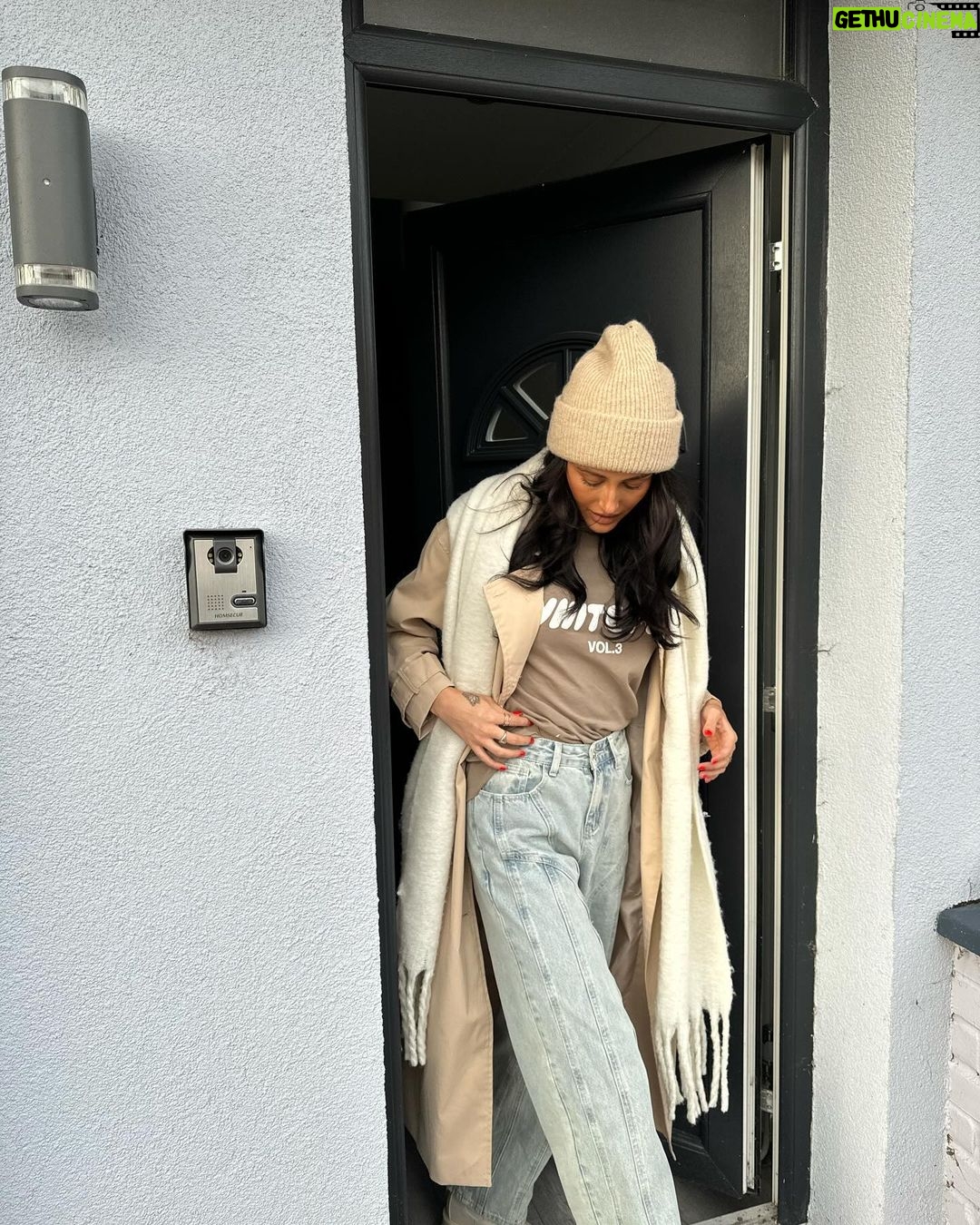 Chloe Veitch Instagram - Have a foxy new year🫶🏽 @whitefoxboutique code CHLOEV for 15% off site wide (excl sale and collabs). #whitefox ( I’m wearing, Mac jeans and top)🪩🤍🫶🏽
