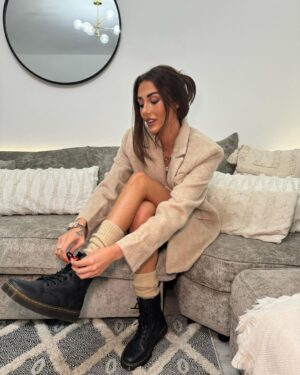 Chloe Veitch Instagram - Going out to sing some carols 🎶 @prettylittlething