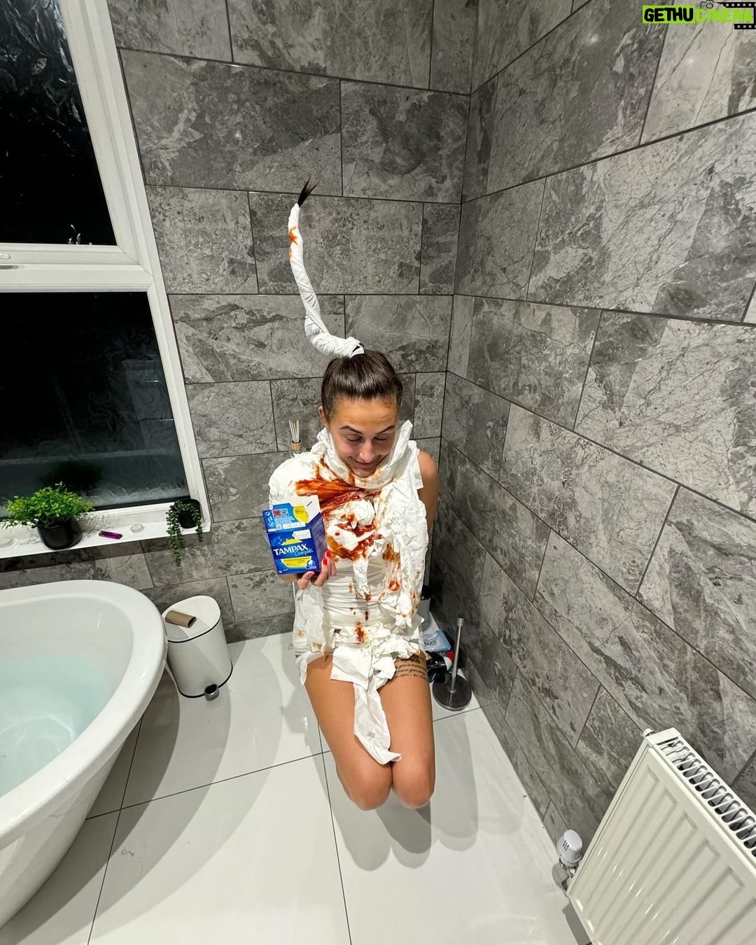 Chloe Veitch Instagram - The most scariest thing in the world, a woman on her period. I’m a tampon duh