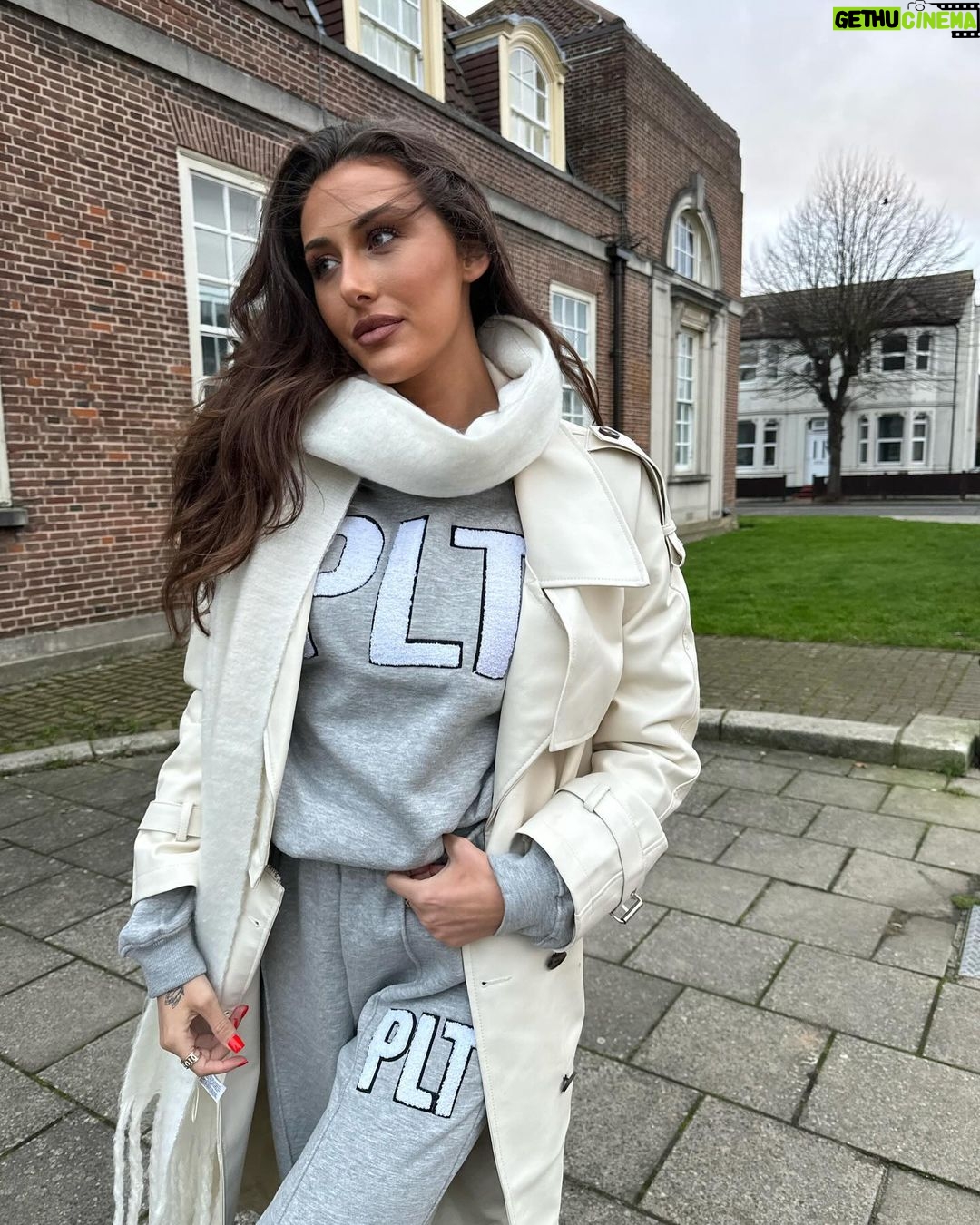 Chloe Veitch Instagram - Start the year as you mean to go on 🫶🏽@prettylittlething ps. also why does it look like I’ve got no fingers and the second picture😭😭🤣🤣