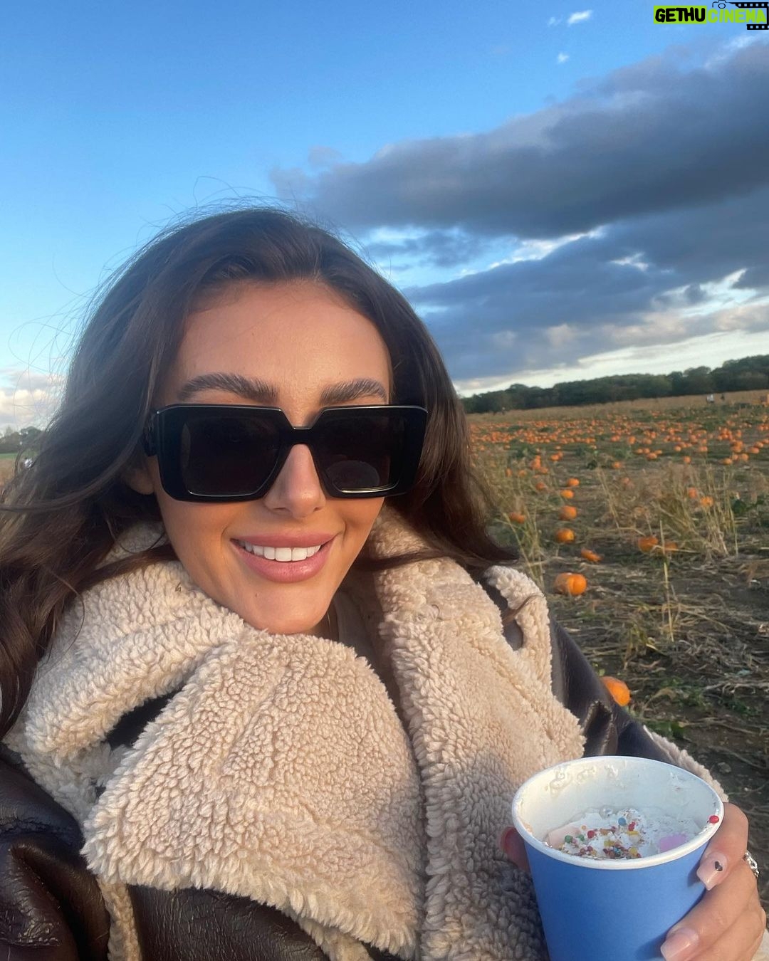 Chloe Veitch Instagram - 🎃 IM SO PROUD OF MY PUMPKIN PICKING SKILLS