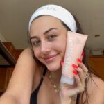 Chloe Veitch Instagram – WANNA LOOK GLOWIFIEDDDDD – Products used in my morning glow routine 🧖‍♀️ @hudabeauty “wishful Get clean” gentle foaming cleanser | @thebodyshop “CBD restoring facial oil” @thebodyshop “Vitamin C glow boosting moisturiser 🧴 workout clothes @vuoriclothing