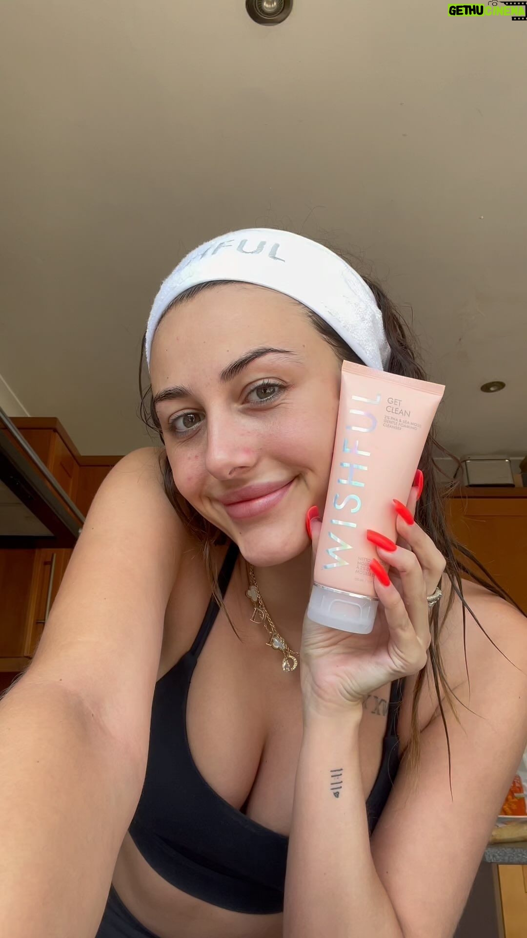 Chloe Veitch Instagram - WANNA LOOK GLOWIFIEDDDDD - Products used in my morning glow routine 🧖‍♀️ @hudabeauty “wishful Get clean” gentle foaming cleanser | @thebodyshop “CBD restoring facial oil” @thebodyshop “Vitamin C glow boosting moisturiser 🧴 workout clothes @vuoriclothing