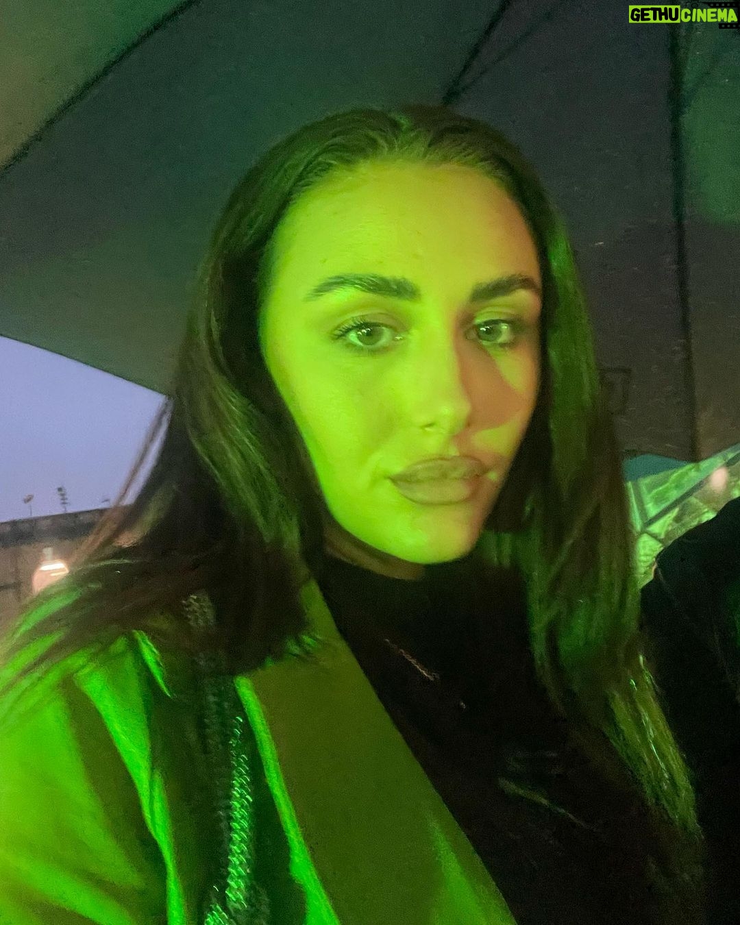 Chloe Veitch Instagram - Eat ur greenz, clean ur toes, be at one with nature (: