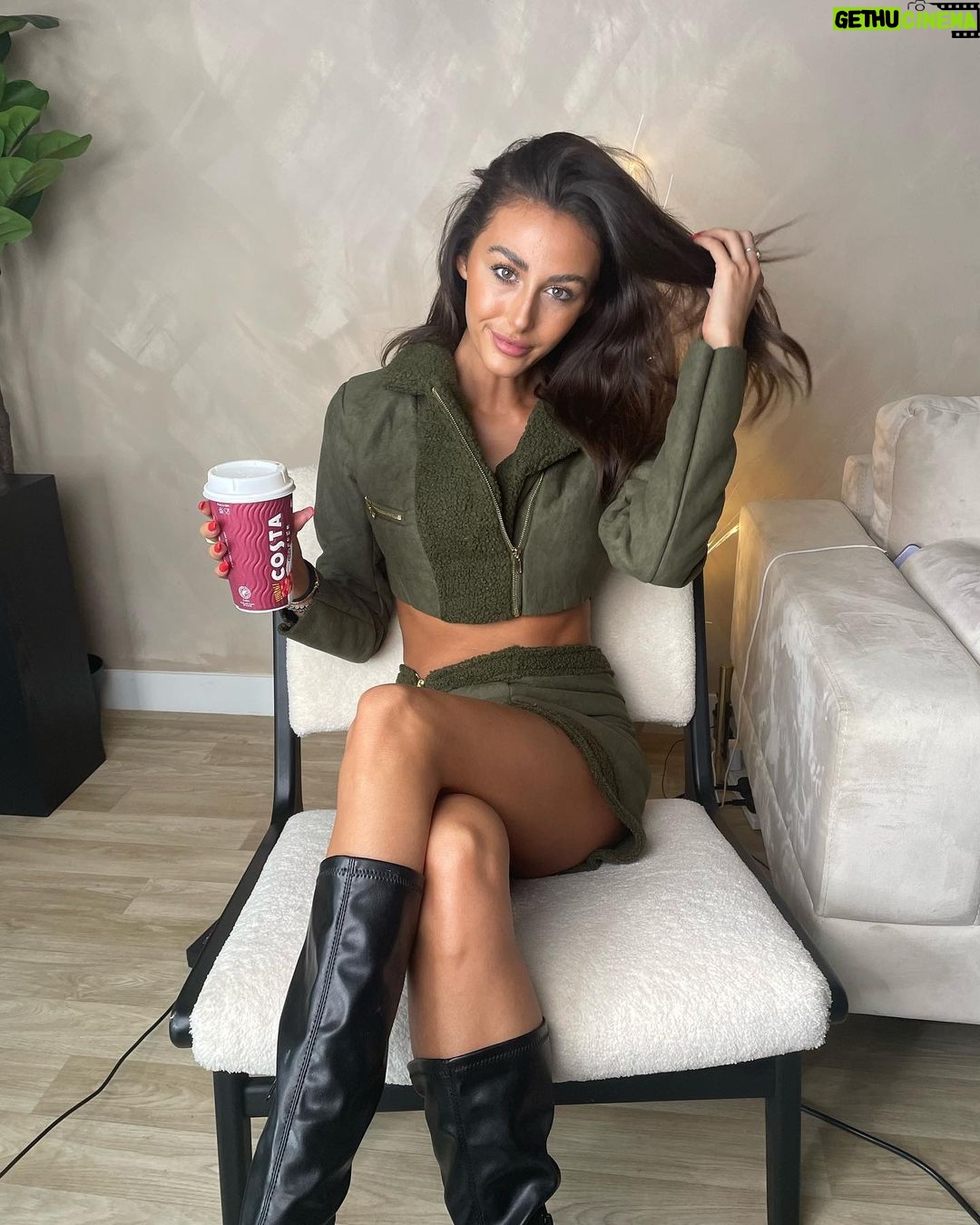 Chloe Veitch Instagram - HAPPY ST PATRICKS DAY - to all my Irish followers and my best friend 🍀