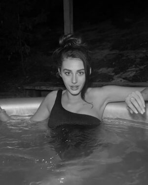 Chloe Veitch Instagram - “ drench yourself in love”💙