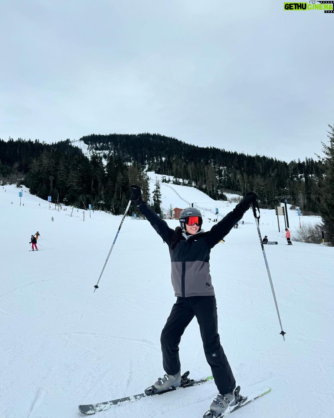 Chloe Veitch Instagram - Ski ya later ⛷️ Whistler, Canada
