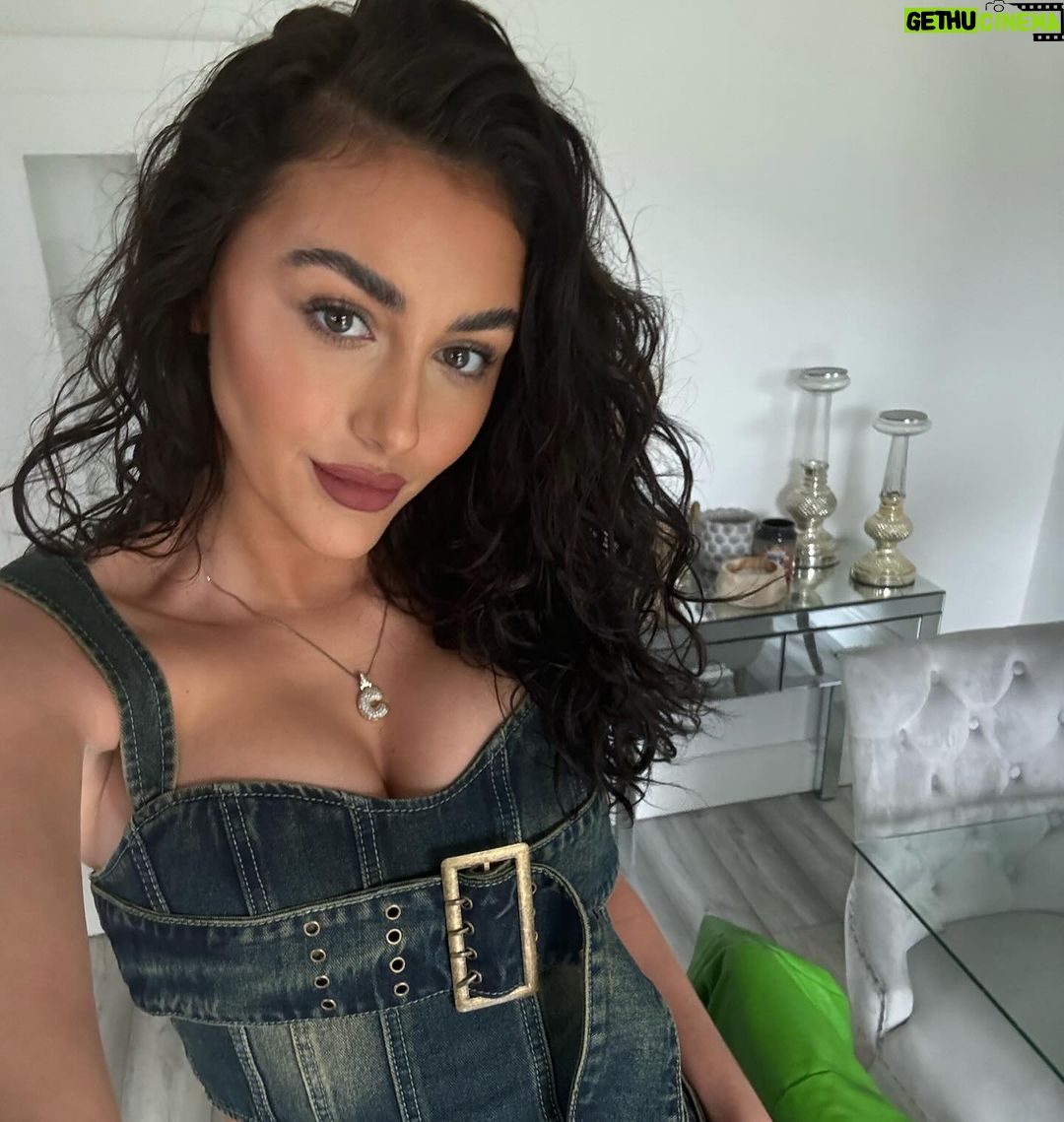 Chloe Veitch Instagram - Do I look like a pea in a pod? 🫛 @prettylittlething