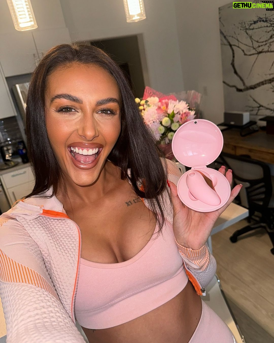 Chloe Veitch Instagram - Don’t say I don’t treat ya!🫦 @bellesaco and I have partnered up and have decided to send out free vibrators/ gift cards for EVERYONE who signs up to the giveaway. All you have to do is head to the link in my bio, drop your email to sign up, and check your inbox to see your gift! What are you waiting for?! ❤