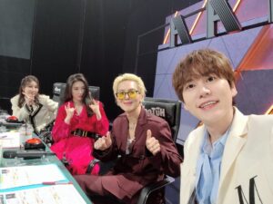 Cho Kyu-hyun Instagram - 3달간 월요일 밤을 함께해 준 싱어게인 너무 고마웠어요^^ 떠나보내기 속상한 마음에 함께 한 팀워크 G려버렸던 심사위원님들 + (콩알만하게 나왔지만 국민MC승기형) 사진 투척!!!! #싱어게인 #규현 #송민호 #선미 #이해리 #유희열 #이선희 #김종진 #김이나 #이승기 #싱어게인수고했어