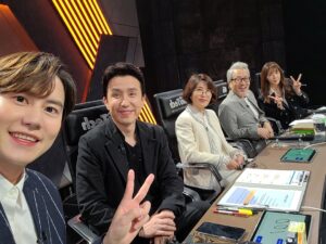 Cho Kyu-hyun Instagram - 3달간 월요일 밤을 함께해 준 싱어게인 너무 고마웠어요^^ 떠나보내기 속상한 마음에 함께 한 팀워크 G려버렸던 심사위원님들 + (콩알만하게 나왔지만 국민MC승기형) 사진 투척!!!! #싱어게인 #규현 #송민호 #선미 #이해리 #유희열 #이선희 #김종진 #김이나 #이승기 #싱어게인수고했어