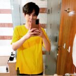 Cho Kyu-hyun Instagram - 아무나 소화 못 한다는 화장실 셀카... 규현! 역시나 소화 못 해. 삼성전자로부터 제품 및 제작비 지원을 받았습니다... #규현 #인싸놀이
