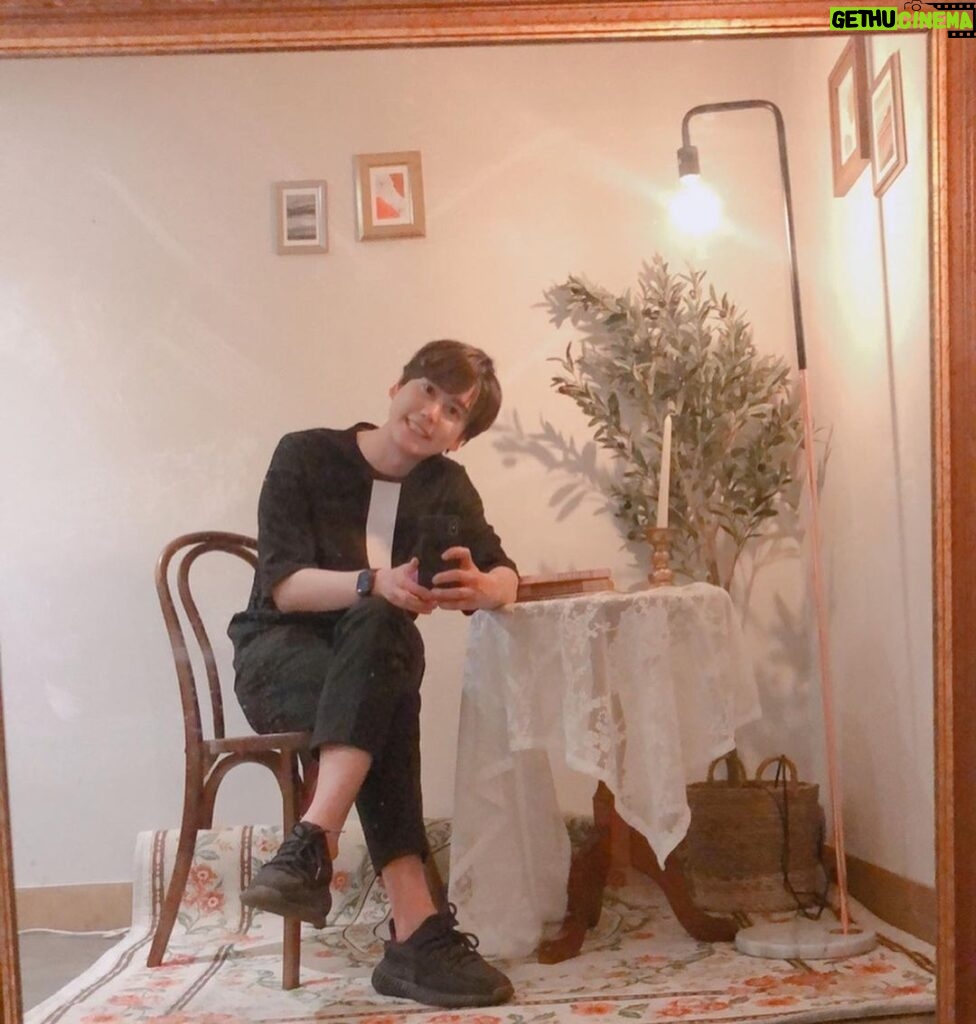 Cho Kyu-hyun Instagram - 간만에 momhouse cafe 인싸놀이!!! 거울셀카!!!!! 비 조심! 더위 조심!!^^ #규현 #맘하우스 #momhouse @mom.cafe.kr